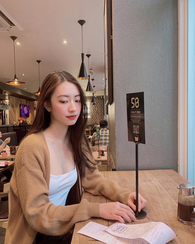 Trước khi theo học tại trường Rmit ở Úc, Hải Hà là học sinh của trường Trung học phổ thông chuyên Hà Nội - Amsterdam.