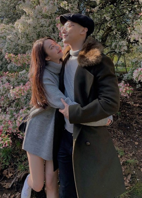 Công khai chuyện tình cảm vào đầu tháng 10/2019, Rocker Nguyễn và bạn gái khiến nhiều người ghen tỵ vì thường xuyên chia sẻ khoảnh khắc hạnh phúc lên trang cá nhân.