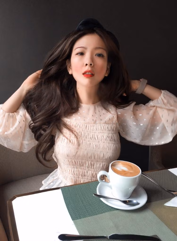 Không chỉ phát triển về sự nghiệp, ngoại hình, nhan sắc của Cathy Thảo Trần còn thăng hạng, cuốn hút khiến nhiều người ngỡ ngàng.