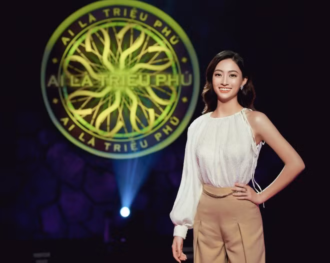 Người đẹp 20 tuổi này đã khẳng định bản thân và trả lời đúng nhiều câu hỏi liên tiếp mà chương trình đặt ra. Với nhan sắc nổi bật và phong thái tự tin đã giúp Lương Thùy Linh chiếm trọn tình cảm của khán giả.