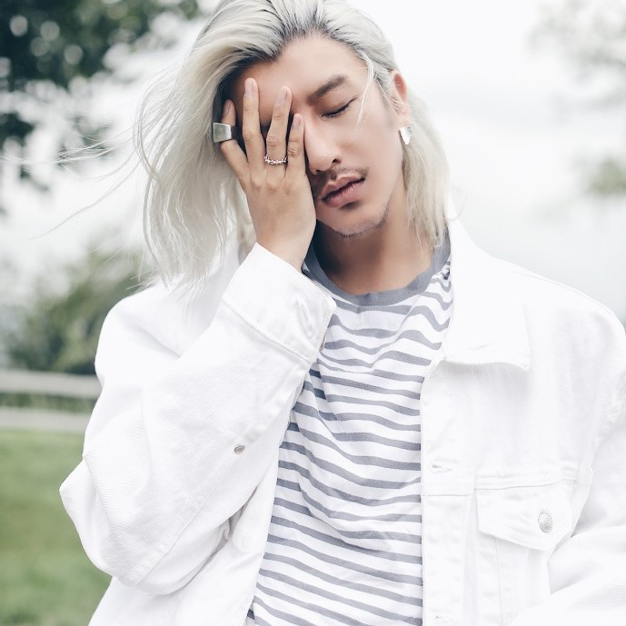 Không chỉ làm người mẫu, chàng hot boy xứ Trung còn là blogger về thời trang, mỹ phẩm và du lịch. Trang Weibo cá nhân của anh có gần 1 triệu người theo dõi. Dưới mỗi bài đăng, fan luôn dành lời khen có cánh cho nhan sắc "cực phẩm" cùng thần thái cuốn hút của nam thần xứ Trung.