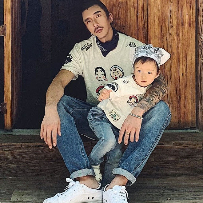 Nam thần xứ Trung đã là cha của một nhóc tỳ đáng yêu. Anh cùng con thường xuất hiện trong nhiều bộ ảnh. Ngô Tông cũng dành nhiều thời gian để chăm sóc, đưa con đi chơi. Hình tượng của một ông bố chu đáo, ân cần càng giúp anh có lượng lớn người yêu mến.