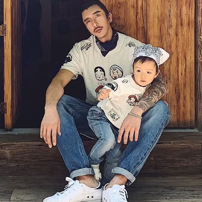 Nam thần xứ Trung đã là cha của một nhóc tỳ đáng yêu. Anh cùng con thường xuất hiện trong nhiều bộ ảnh. Ngô Tông cũng dành nhiều thời gian để chăm sóc, đưa con đi chơi. Hình tượng của một ông bố chu đáo, ân cần càng giúp anh có lượng lớn người yêu mến.