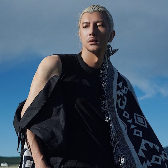 Ngô Tông (40 tuổi, biệt danh Toto) là hot boy Trung Quốc nổi tiếng MXH.Anh sở hữu chiều cao nổi bật, thân hình chuẩn mẫu và gương mặt đẹp tựa nam thần. Những đường nét trên gương mặt như sống mũi cao, mắt sâu, lông mày đậm và xương hàm sắc nét khiến nhiều người nhầm tưởng anh là con lai.