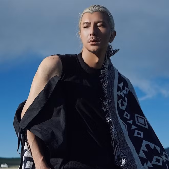 Ngô Tông (40 tuổi, biệt danh Toto) là hot boy Trung Quốc nổi tiếng MXH.Anh sở hữu chiều cao nổi bật, thân hình chuẩn mẫu và gương mặt đẹp tựa nam thần. Những đường nét trên gương mặt như sống mũi cao, mắt sâu, lông mày đậm và xương hàm sắc nét khiến nhiều người nhầm tưởng anh là con lai.