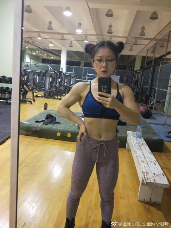 Chia sẻ về quá trình ''lột xác'' của mình, "búp bê King Kong" cho biết, từ nhỏ cô vốn rụt rè, trong một lần được bạn dẫn đi xem thi đấu thể hình nữ, Cheng Lu cảm thấy những cô gái ở đây rất xinh đẹp và thu hút. Điều này đã thay đổi nhận thức của cô gái trẻ.