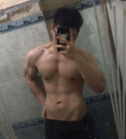 "Đến năm lớp 11, không muốn tiếp tục phải chịu những lời chê bai, trên hết là vì sức khỏe của bản thân, mình quyết tâm phải giảm cân. Mình bắt đầu tập gym và thay đổi chế độ ăn, không còn uống nước ngọt, ăn bánh kẹo hay đồ dầu mỡ nữa", Nam chia sẻ.