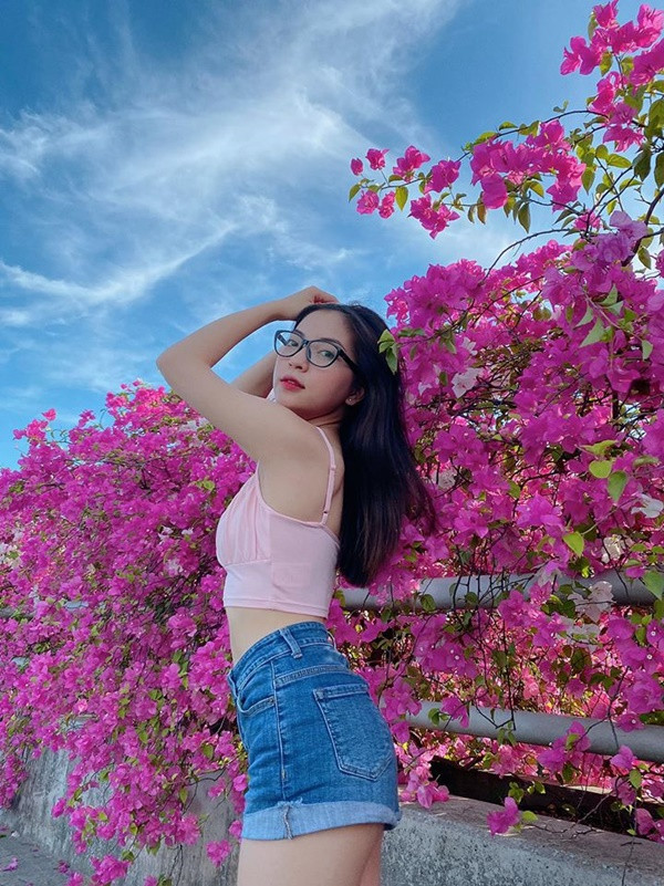 Hiện tại, Nhật Lê vẫn đang độc thân vui vẻ, cô nàng không quên đăng tải nhiều hình ảnh của mình lên mạng xã hội như một minh chứng rằng mình vẫn ổn. Mời quý độc giả đón xem thêm video: Quang Hải, Huỳnh Anh chính thức chia tay? - Nguồn: VTC NOW