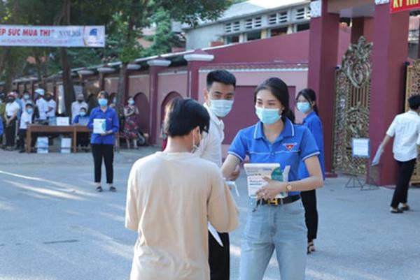 Xuất hiện tại điểm thi trường THPT Huỳnh Thúc Kháng, TP Vinh, hình ảnh cô gái trong màu áo xanh tình nguyện Hoài Thương gây ấn tượng bởi ngoại hình nổi bật.