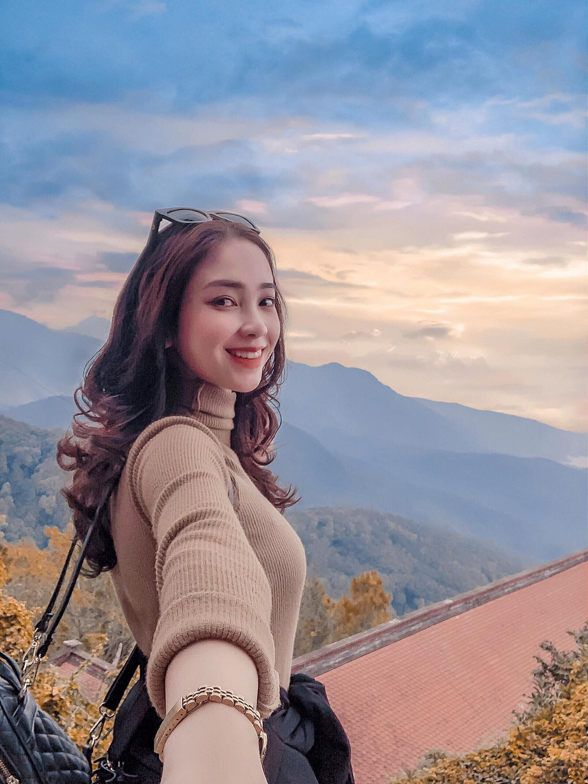 Qua những bức ảnh thường ngày cho thấy nhan sắc của Hoài Thương trẻ trung hơn so với tuổi thật. Mời quý độc giả đón xem thêm video Đỗ Mỹ Linh đăng quang Hoa hậu Việt Nam 2016 - Nguồn: KÊNH VTC1