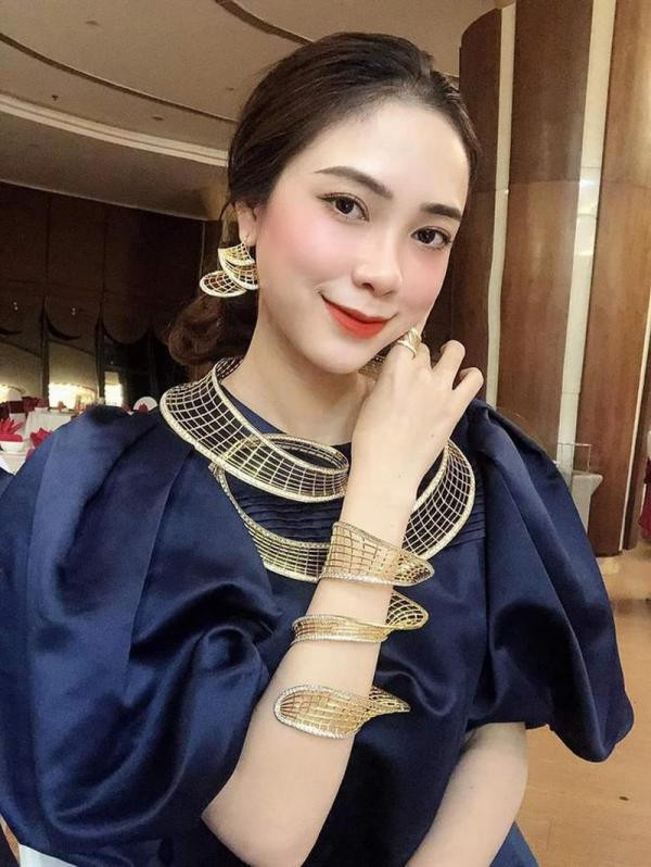 Sở hữu nhan sắc thu hút và vóc dáng chuẩn, người đẹp xứ Nghệ thường xuyên được mời làm mẫu ảnh cho các shop thời trang.