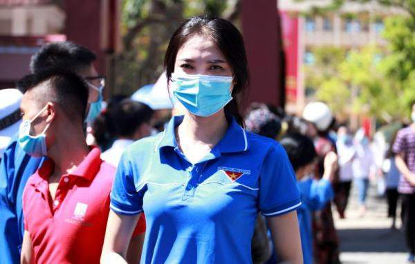 Được biết, Hoài Thương từng theo học ngành Sư phạm Khoa học Tự nhiên tại Đại Học Vinh. Sau khi tốt nghiệp đại học, hiện cô sin‌h sống và làm việc tại Nghệ An