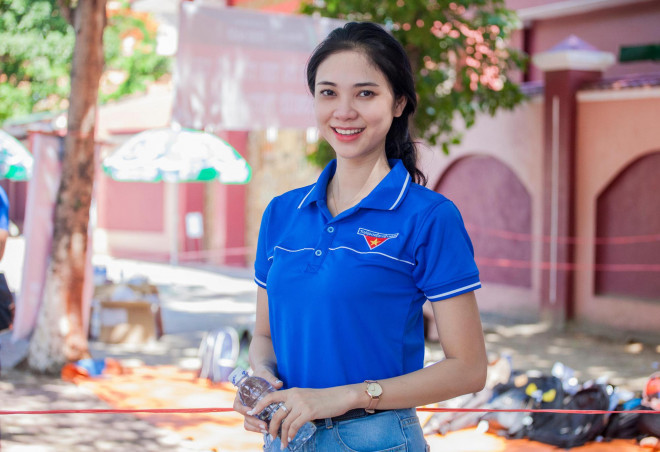 Trong số các cô gái làm tình nguyện viên tiếp sức mùa thi THPT Quốc gia năm nay, cái tên Nguyễn Thị Hoài Thương gây được nhiều sự chú ý. Đồng thời cô nàng cũng là thí sinh tham dự cuộc thi Hoa hậu Việt Nam 2020.