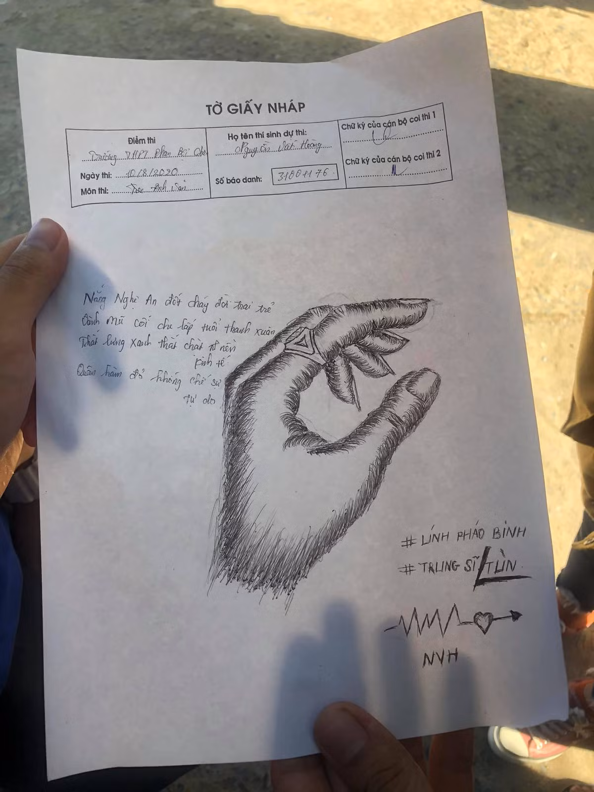 Sau hai ngày thi THPT Quốc gia 2020 kết thúc với sự vui mừng của các sĩ tử. Bên cạnh sự sáng tạo trong cách làm bài thi, nhiều thí sinh đã thể hiện mình bằng cách tạo ra những bức vẽ trên giấy nháp khiến cộng đồng mạng "cười chảy nước mắt".