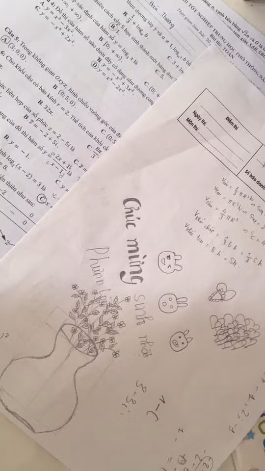 Mặc dù đang thi thế nhưng tâm hồn của sĩ tử này lại nghĩ về bữa tiệc sinh nhật tối nay chăng?