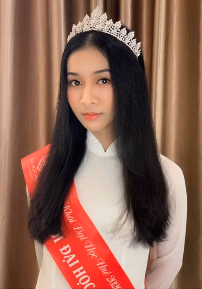 Chia sẻ với Zing, hoa khôi ĐH Huế cho biết cô đến cuộc thi với mong muốn khẳng định bản thân và làm mới cuộc sống sinh viên. "Mình nghĩ ngoài yếu tố về vẻ đẹp bên ngoài, những giá trị về tri thức và lòng nhân ái cũng được ban giám khảo đánh giá cao trước khi đưa ra quyết định cuối cùng. Cuộc thi là một hành trình dài nên mang đến cho mình rất nhiều trải nghiệm thú vị", nữ sinh nói thêm.