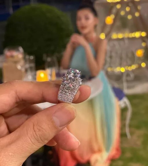 Thế nhưng, nam nhạc sĩ lại chia sẻ anh bị bạn gái từ chối lời cầu hôn và Ngân 98 cần thêm thời gian khoảng vài tháng để suy nghĩ.