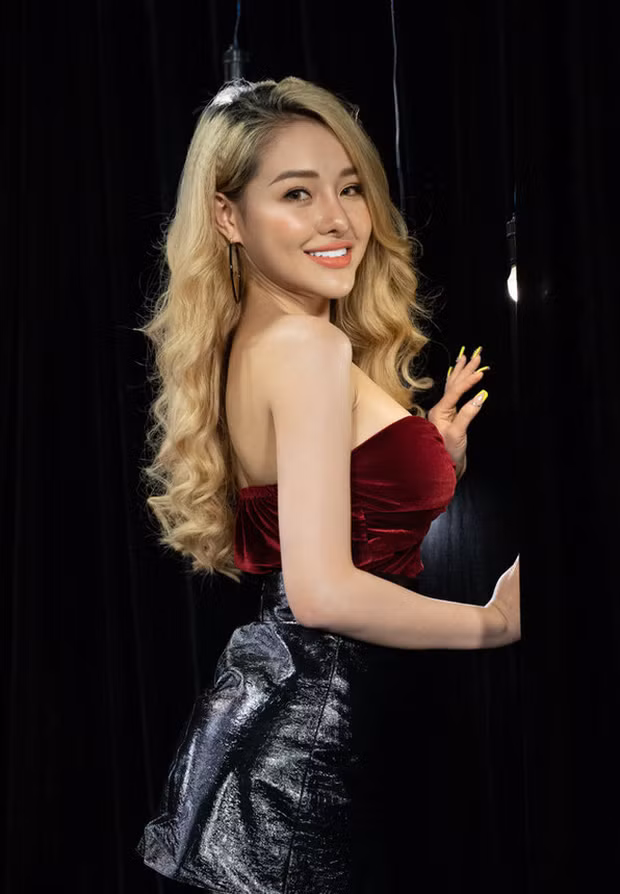 Thời gian vừa qua, Ngân 98 bị lên án, chỉ trích khi diện bộ đồ phản cảm đến diễn tại một quán bar trên địa bàn Hà Nội.