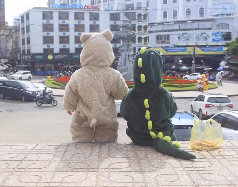 Thế nhưng mới đây, trên MXH chia sẻ rầm rộ một bộ ảnh cực chất lượng của hai em bé trong bộ đồ tạo hình gấu trắng và khủng long rất đáng yêu.