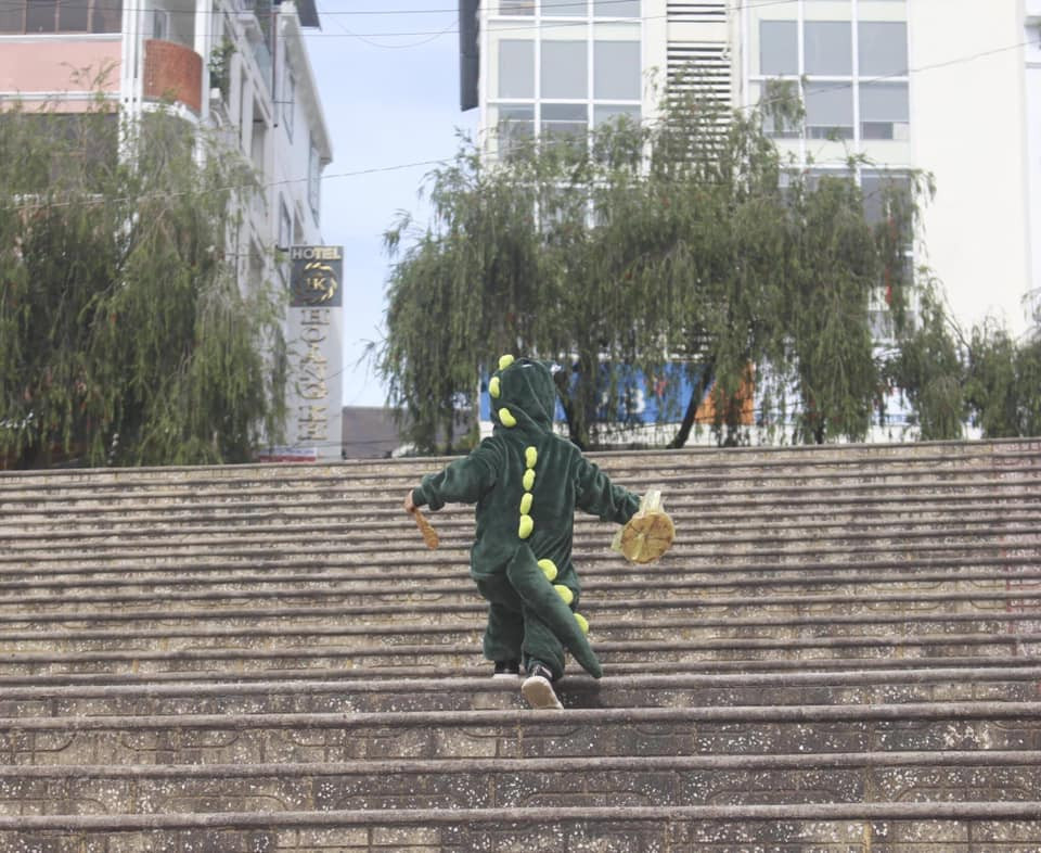 Đa số người dùng Facebook đều thích thú trước loạt khoảnh khắc đáng yêu của hai diễn viên không chuyên này.