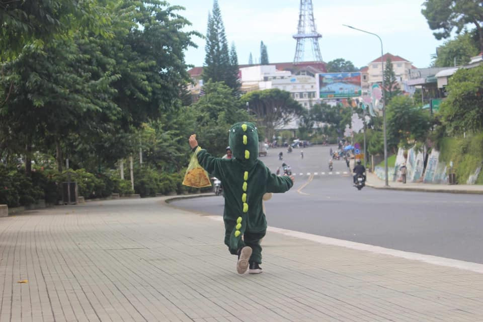 Phần lớn người xem đều nhận xét những bức ảnh rất dễ thương, ngoài ra nó còn đem lại tiếng cười tích cực trong bối cảnh dịch COVID-19 bùng lại ở Việt Nam. Mời quý độc giả đón xem thêm video Lộ diện “con ma” Halloween đáng yêu nhất năm nay - Nguồn: KÊNH VTC14