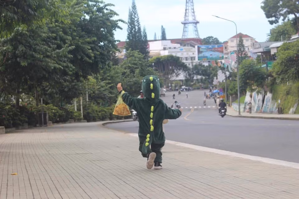 Phần lớn người xem đều nhận xét những bức ảnh rất dễ thương, ngoài ra nó còn đem lại tiếng cười tích cực trong bối cảnh dịch COVID-19 bùng lại ở Việt Nam. Mời quý độc giả đón xem thêm video Lộ diện “con ma” Halloween đáng yêu nhất năm nay - Nguồn: KÊNH VTC14