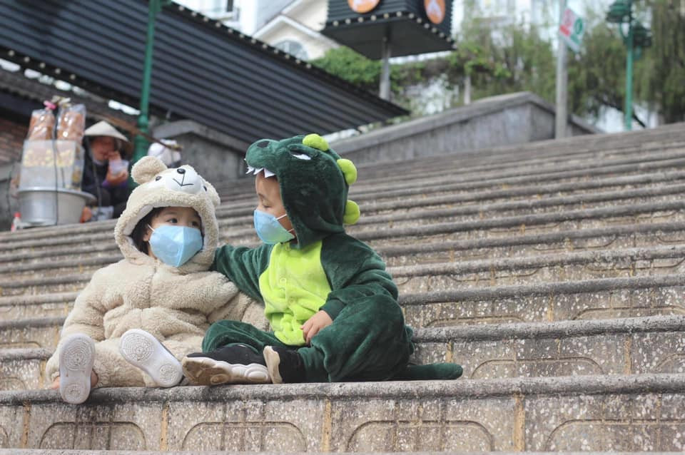 Một phần vì hai em bé và tạo hình quá dễ thương, ngoài ra khung cảnh yên bình của Đà Lạt những ngày dịch bệnh cũng thu hút sự quan tâm của CĐM.