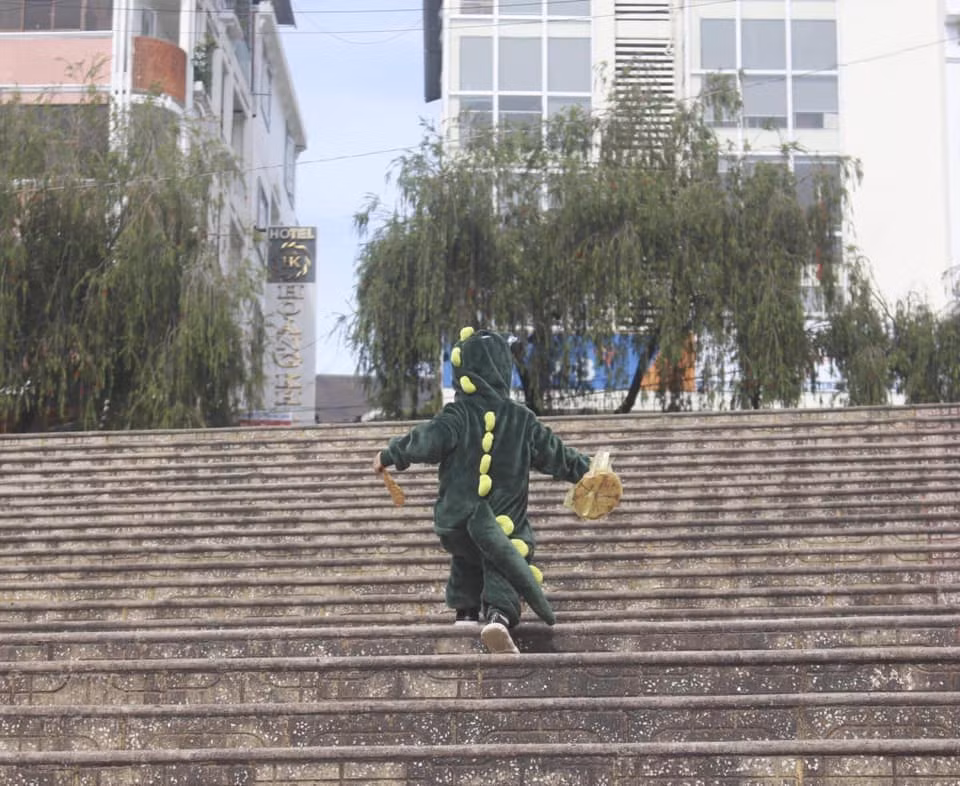 Đa số người dùng Facebook đều thích thú trước loạt khoảnh khắc đáng yêu của hai diễn viên không chuyên này.