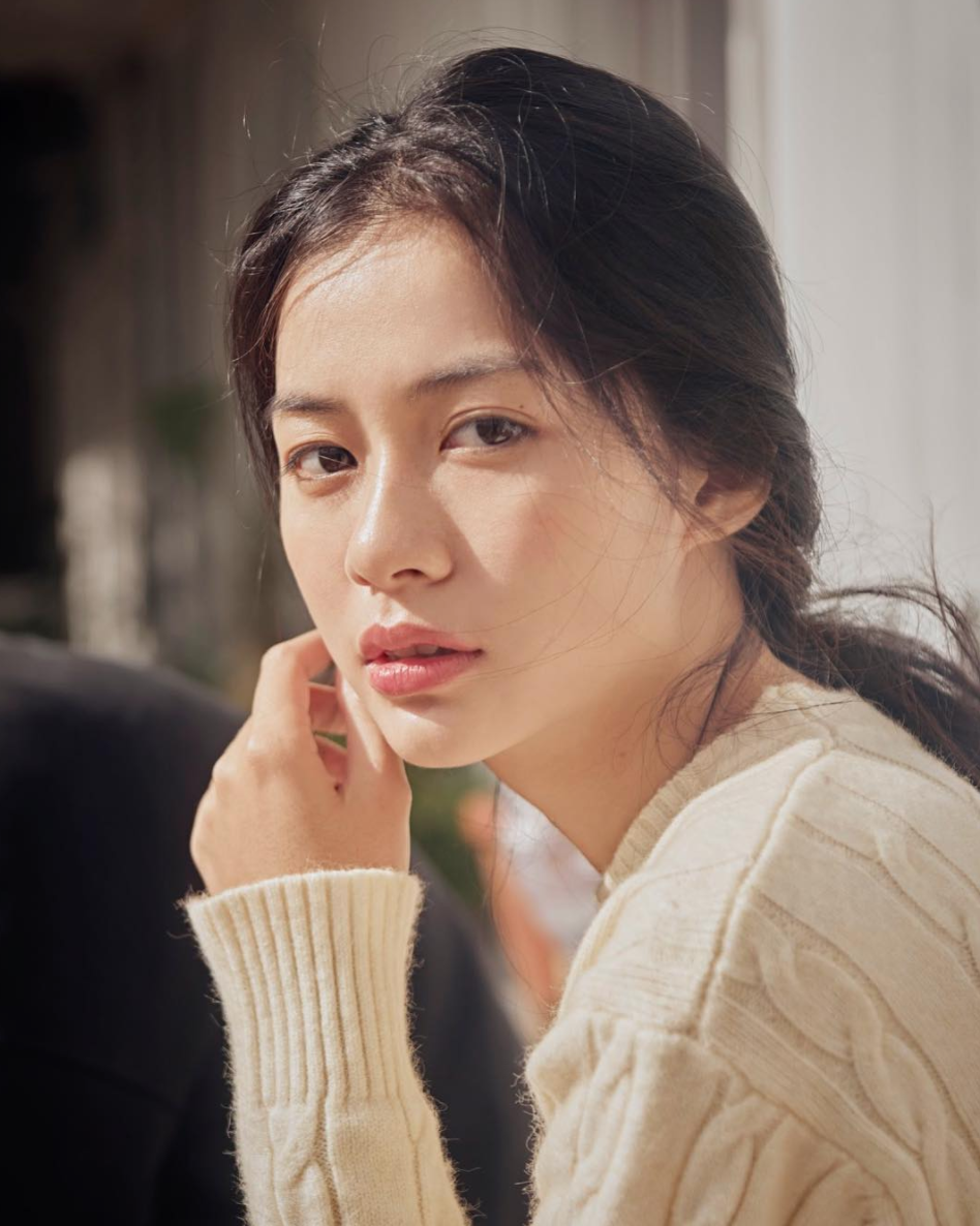 Gương mặt thanh tú của cô nàng khiến nhiều người nhớ đến những nữ diễn viên Thái Lan nổi tiếng đang được giới trẻ mến mộ.