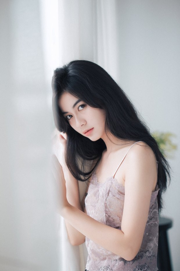 Không đi theo trào lưu hở bạo, gợi cảm như nhiều hot girl hiện tại, Vi Nguyễn lựa chọn công việc lẫn đời sống cá nhân đều khá kín đáo. Cô gây thiện cảm với cộng đồng mạng cũng nhờ lối sống giản dị của mình. Mời quý độc giả đón xem thêm video Hái ra tiền nhờ danh xưng hot girl - Nguồn: KÊNH VTC1