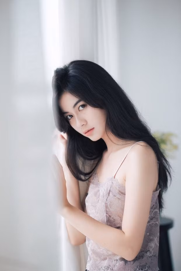 Không đi theo trào lưu hở bạo, gợi cảm như nhiều hot girl hiện tại, Vi Nguyễn lựa chọn công việc lẫn đời sống cá nhân đều khá kín đáo. Cô gây thiện cảm với cộng đồng mạng cũng nhờ lối sống giản dị của mình. Mời quý độc giả đón xem thêm video Hái ra tiền nhờ danh xưng hot girl - Nguồn: KÊNH VTC1