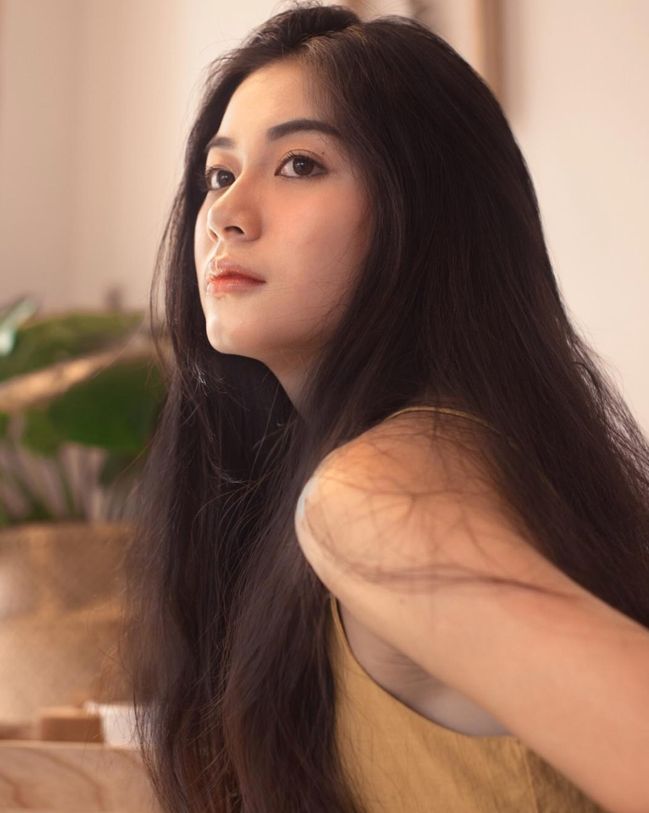 Cô nàng gốc Việt 100% với vẻ đẹp chuẩn mực từ cặp mắt bồ câu sáng rực rỡ đến đôi môi mọng, mái tóc đen tuyền dễ dàng chiếm trọn thương nhớ từ đối phương.