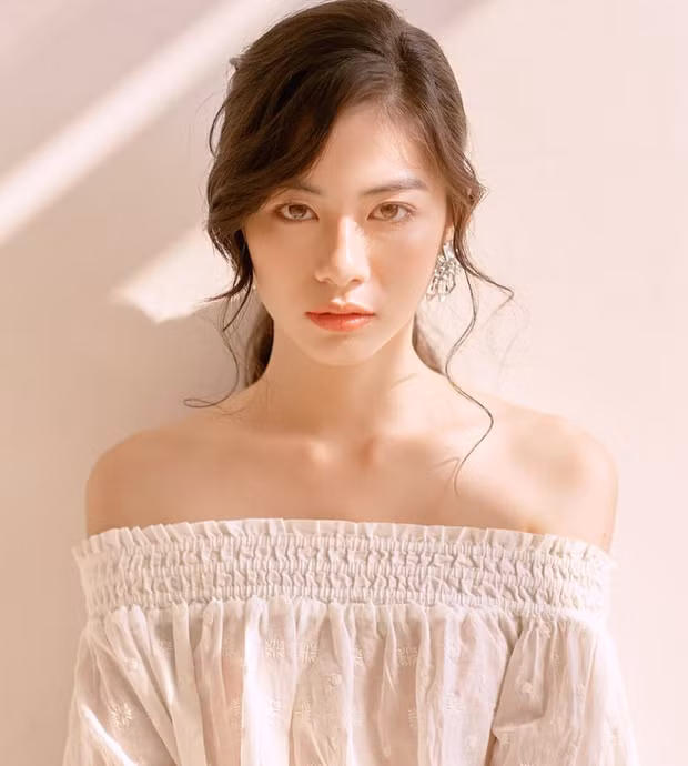 Vi Nguyễn tên thật là Nguyễn Tú Vi, sinh năm 1996, cựu sinh viên trường ĐH Hoa Sen.