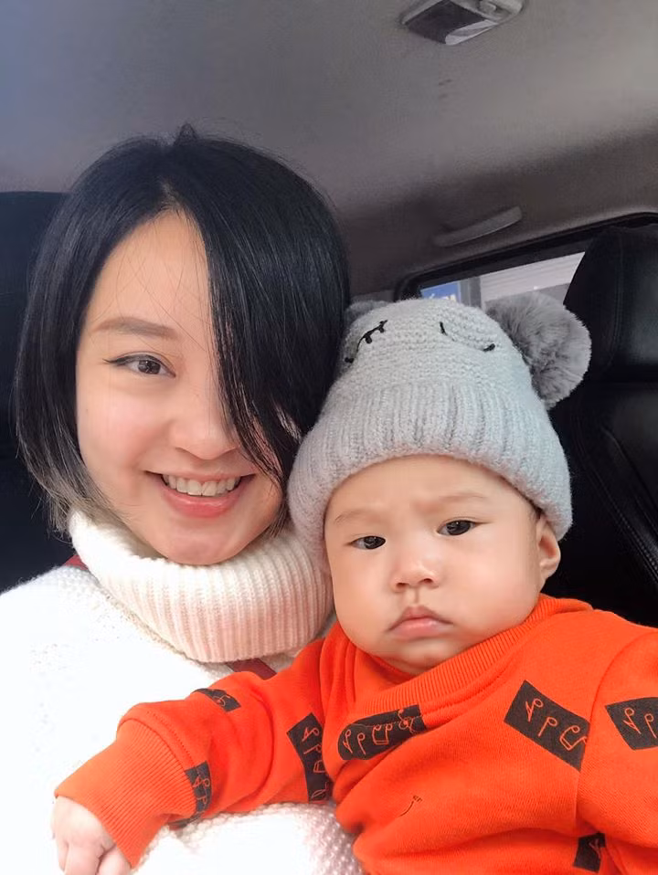 Sau khi lập gia đình, cựu hot girl Hà Thành Mi Vân dường như "mai danh ẩn tích" trong làng showbiz Việt để hoàn thành trách nhiệm của một người vợ, một người mẹ.