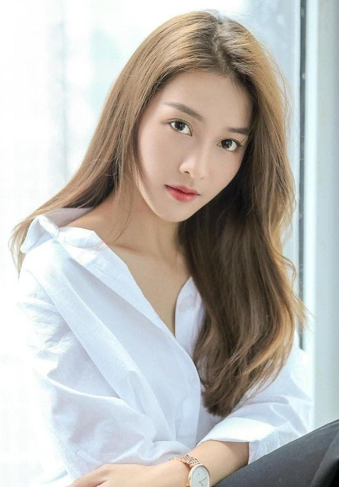 Hot girl Khả Ngân cũng không kém cạnh gì khi từng góp mặt trong danh sách đề cử "Top 100 gương mặt đẹp nhất châu Á 2019".