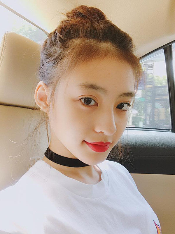 Mới đây nhất, hình ảnh của nàng mẫu lookbook nổi tiếng Dương Minh Ngọc được đăng tải trên trang Instagram chính thức của TC Candler. Cô nàng được đề cử trong " Top 100 gương mặt đẹp thế giới 2020" giúp cô nhận về thêm nhiều sự chú ý cũng như ủng hộ từ cư dân mạng.