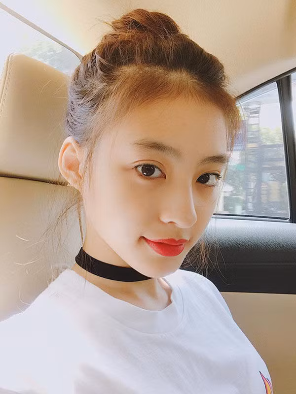 Mới đây nhất, hình ảnh của nàng mẫu lookbook nổi tiếng Dương Minh Ngọc được đăng tải trên trang Instagram chính thức của TC Candler. Cô nàng được đề cử trong " Top 100 gương mặt đẹp thế giới 2020" giúp cô nhận về thêm nhiều sự chú ý cũng như ủng hộ từ cư dân mạng.