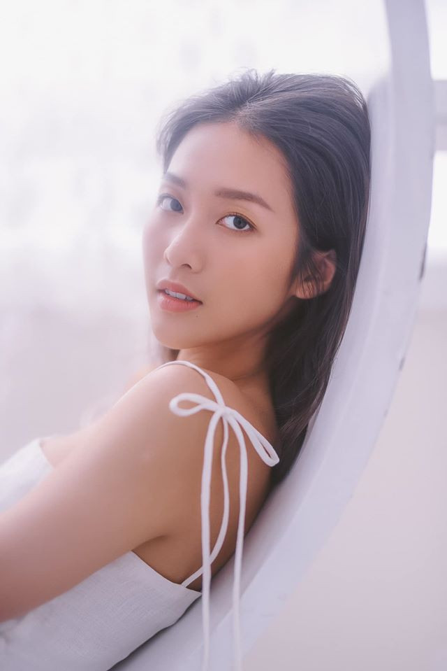 Thời gian gần đây, cô đã chia tay mái tóc dài để chuyển sang một hình tượng mới, cá tính, quyến rũ hơn.