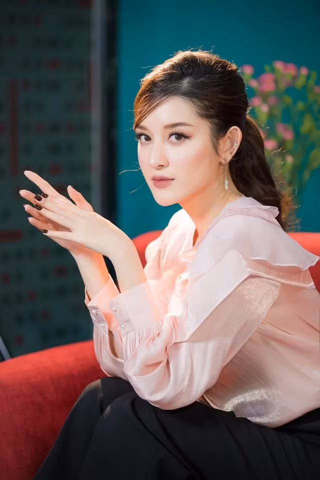 Người đẹp sở hữu nhan sắc xinh đẹp cùng đời tư sạch, nên nàng Á hậu rất được lòng công chúng Việt.