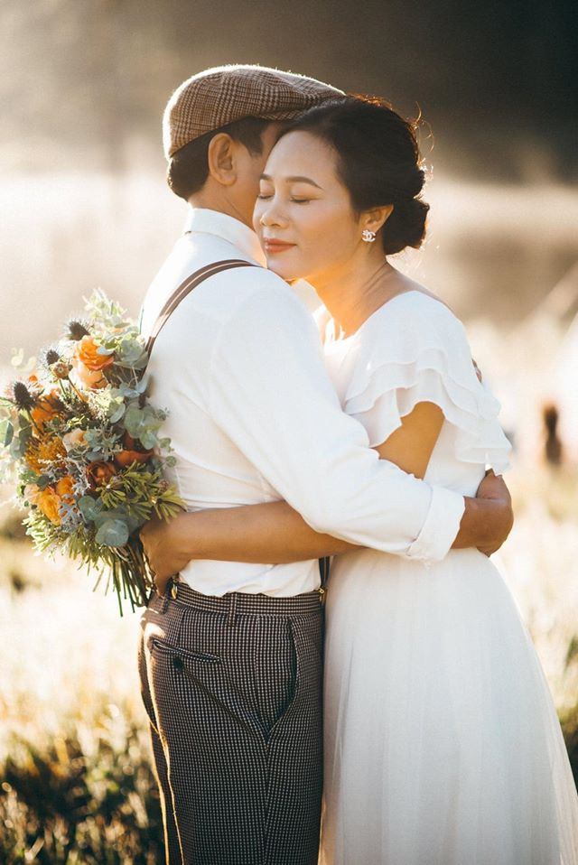 Cặp đôi U60 là chị Nguyệt 48 tuổi và chồng chị - anh Sơn 55 tuổi. Họ đã lựa chọn Đà Lạt làm nơi chụp hình. Hai người diện đồ cô dâu chú rể chụp ảnh cưới và cho ra đời một bộ ảnh kỷ niệm ngày cưới tuyệt đẹp.