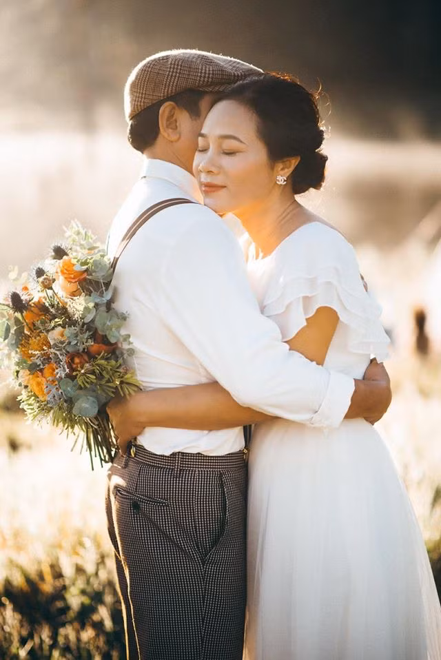 Cặp đôi U60 là chị Nguyệt 48 tuổi và chồng chị - anh Sơn 55 tuổi. Họ đã lựa chọn Đà Lạt làm nơi chụp hình. Hai người diện đồ cô dâu chú rể chụp ảnh cưới và cho ra đời một bộ ảnh kỷ niệm ngày cưới tuyệt đẹp.