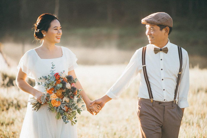 Hai vợ chồng đều đã có tuổi nên việc diễn trước ống kính chẳng hề dễ dàng. Tuy vậy, chi với những khoảnh khắc bình dị dành cho nhau cũng đủ làm cho bộ ảnh trở nên tình cực tình.