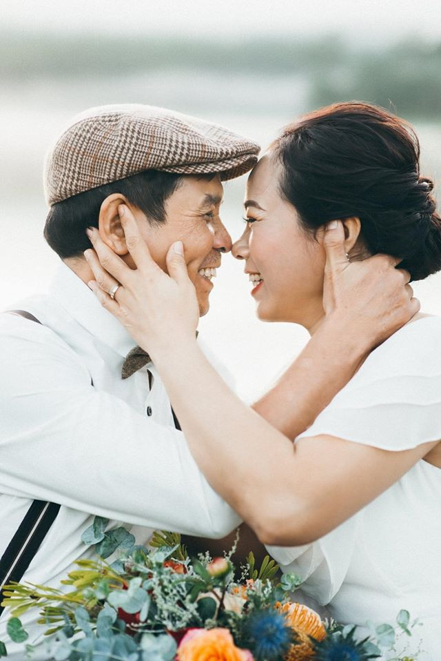 Mới đây, bộ ảnh ghi lại những khoảng khắc cực tình, cực đẹp của cặp đôi U60 đến từ Bình Thuận đã thu hút sự quan tâm của cộng đồng mạng.