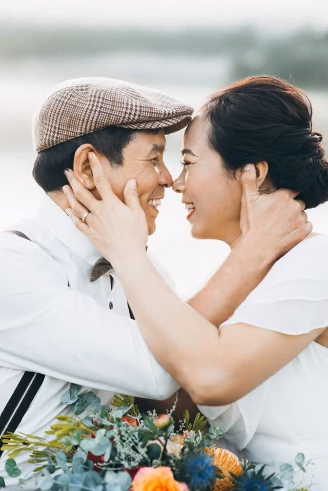 Mới đây, bộ ảnh ghi lại những khoảng khắc cực tình, cực đẹp của cặp đôi U60 đến từ Bình Thuận đã thu hút sự quan tâm của cộng đồng mạng.