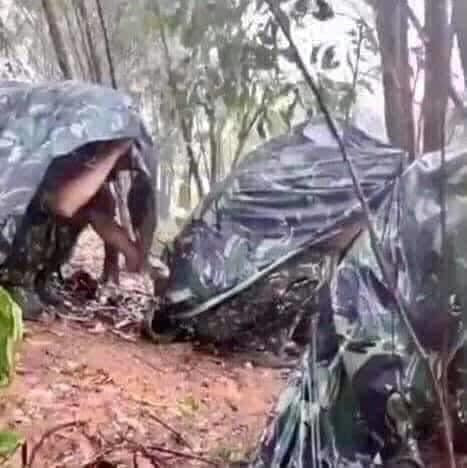 Một trong những hình ảnh đẹp mùa COVID khiến nhiều người cảm thương có lẽ là hình ảnh những chiến sĩ biên phòng đang trú mưa tại các chốt chặn chống vượt biên, trốn cách ly.