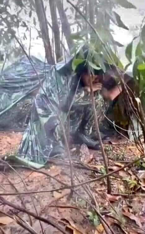 Giữa lúc mọi người đang ở nhà phòng dịch, thì các chiến sĩ đang căng mình trong mưa lạnh và bùn nhão để thực hiện nhiệm vụ cao cả này.