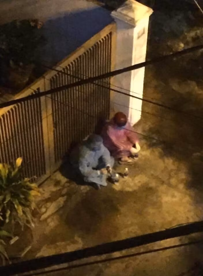 Hay hình ảnh ba cán bộ đội phòng chống dịch Đà Nẵng đến nhà đưa bệnh nhân COVID-19 đi điều trị được dân mạng chia sẻ mới đây.