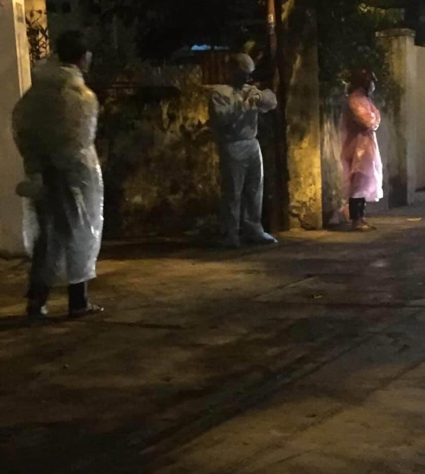 Do xe chuyên dụng chở bệnh nhân bị quá tải, họ phải đứng chờ xe giữa trời mưa trong nhiều giờ. Đến tối mịt vẫn chưa có xe đến đón, họ vẫn tiếp tục chờ trong mưa khoảng 4 giờ đồng hồ nữa.