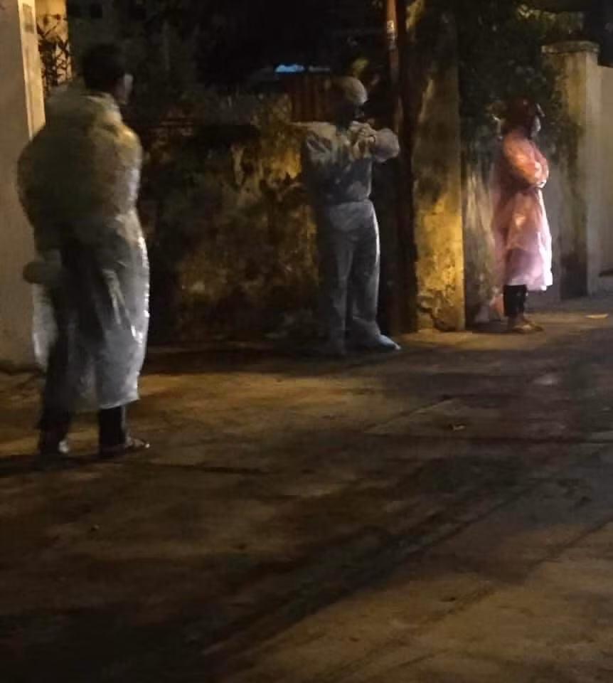 Do xe chuyên dụng chở bệnh nhân bị quá tải, họ phải đứng chờ xe giữa trời mưa trong nhiều giờ. Đến tối mịt vẫn chưa có xe đến đón, họ vẫn tiếp tục chờ trong mưa khoảng 4 giờ đồng hồ nữa.