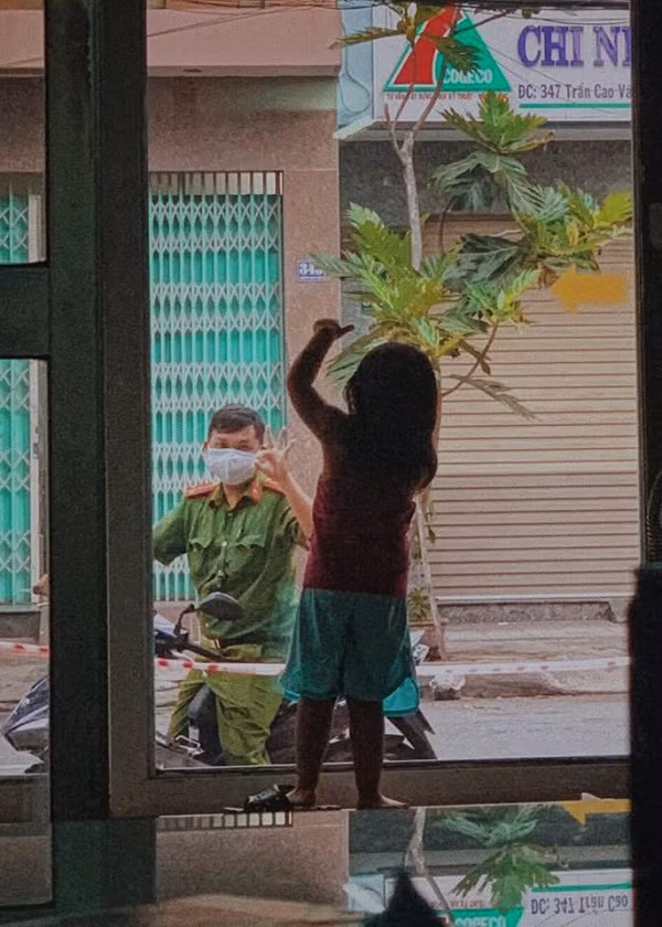 Có lẽ, vì người bố này phải làm nhiệm vụ được giao, phải là những người xung phong trên tuyến đầu chống dịch COVID-19 nên chỉ có thể ghé qua mà gửi đôi lời như vậy được thôi.